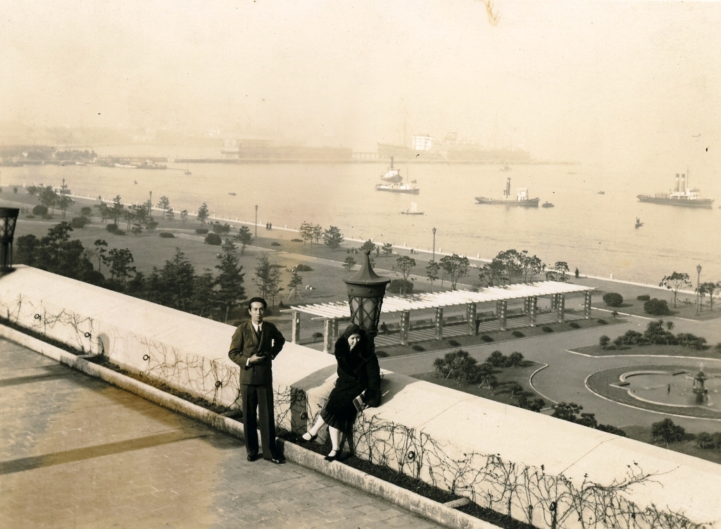 1930年代ホテルニューグランド屋上の大佛夫妻